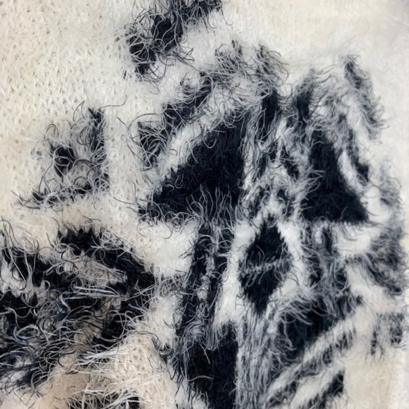 Hollister fuzzy/shaggy  sweater. M. - Picture 12 of 13